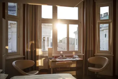 Ein Sitzbereich in der Unterkunft Hotel Rathaus - Wein & Design