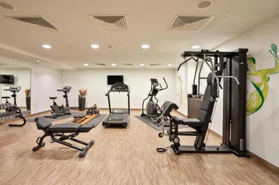 Das Fitnesscenter und/oder die Fitnesseinrichtungen in der Unterkunft Austria Trend Hotel Doppio Wien
