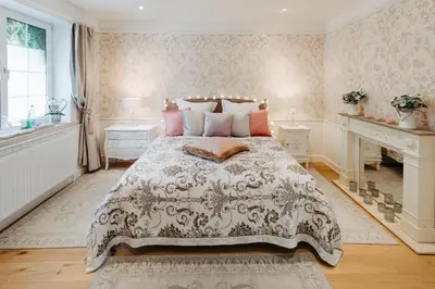 Ein Bett oder Betten in einem Zimmer der Unterkunft OLEANDER SUITEN großzügig wohnen mit besonderem Charme