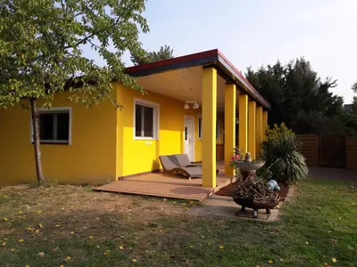 Das Gebäude in dem sich das Ferienhaus befindet