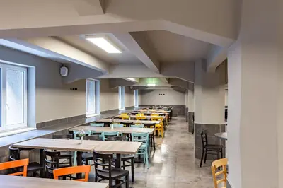 Ein Restaurant oder anderes Speiselokal in der Unterkunft a&o Wien Hauptbahnhof