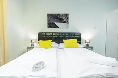 Ein Bett oder Betten in einem Zimmer der Unterkunft Bright 1BR Apt, Prime Vienna Location & WIFI