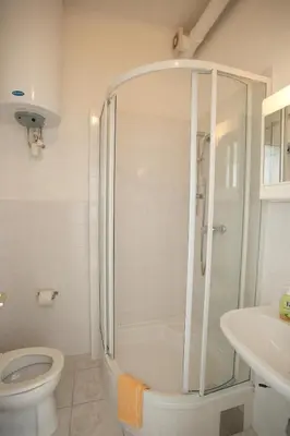Ein Badezimmer in der Unterkunft Freundliches Apartment mit Innenhof-Garten