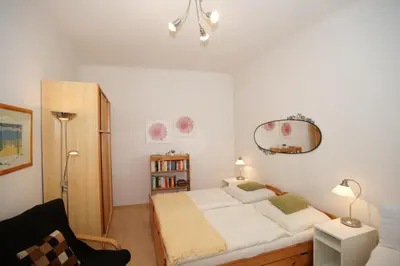 Ein Bett oder Betten in einem Zimmer der Unterkunft Freundliches Apartment mit Innenhof-Garten