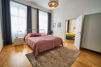 Ein Bett oder Betten in einem Zimmer der Unterkunft Fancy Home For 5 With Self-Check-In At Spittelberg