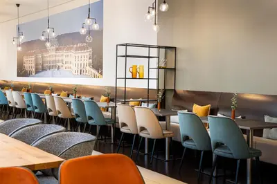 Ein Restaurant oder anderes Speiselokal in der Unterkunft Leonardo Hotel Vienna Schönbrunn