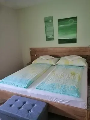 Ein Bett oder Betten in einem Zimmer der Unterkunft Campingblick-Gästehaus-Ferienwohnungen