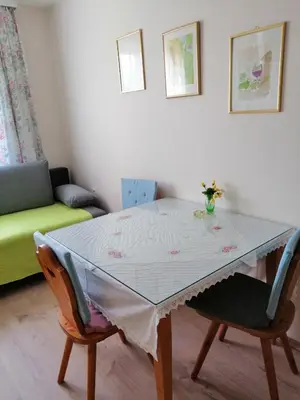 Ein Sitzbereich in der Unterkunft Campingblick-Gästehaus-Ferienwohnungen
