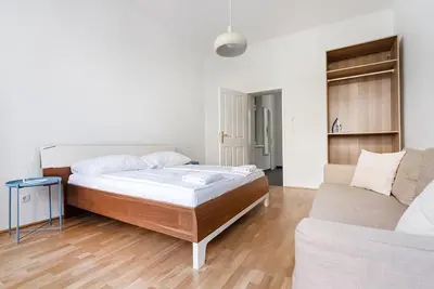 Ein Bett oder Betten in einem Zimmer der Unterkunft UNIVERSUM APARTMENT