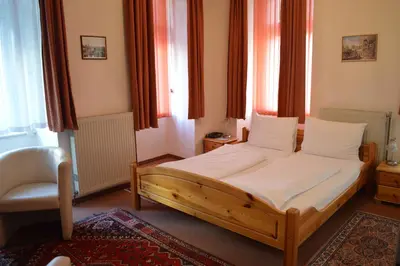 Ein Bett oder Betten in einem Zimmer der Unterkunft Hotel Pension Walzerstadt