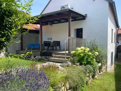 Ein Garten an der Unterkunft Ferienhaus beim Turm