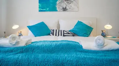 Ein Bett oder Betten in einem Zimmer der Unterkunft Sweet 2BR Apt, Near Schloss Belvedere & Rennweg