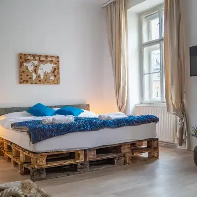 Modern 3-Bedroom Apartment with Balcony near Belvedere Palace