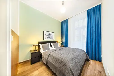 Ein Bett oder Betten in einem Zimmer der Unterkunft Jimmy's Apartments Emerald