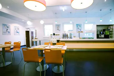 Ein Restaurant oder anderes Speiselokal in der Unterkunft Ibis budget Wien Messe
