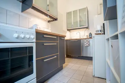 Küche/Küchenzeile in der Unterkunft Cozy Modern Nest in the Heart of Vienna with Netflix
