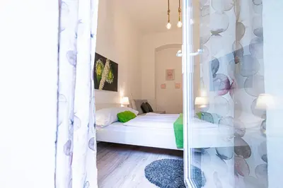 Ein Bett oder Betten in einem Zimmer der Unterkunft Simple Apt, with full kitchen Wiener Stadthalle
