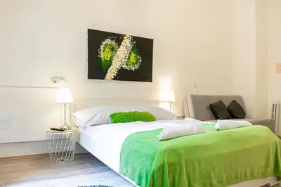 Ein Bett oder Betten in einem Zimmer der Unterkunft Simple Apt, with full kitchen Wiener Stadthalle