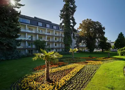 Ein Garten an der Unterkunft At the Park Hotel