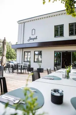 Ein Restaurant oder anderes Speiselokal in der Unterkunft Hotel Restaurant Joseph
