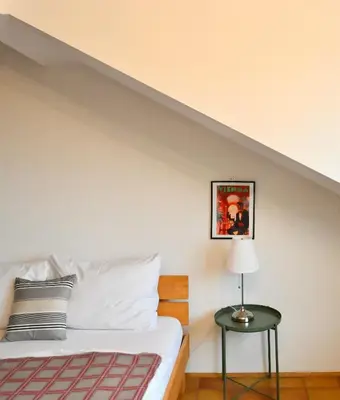 Ein Bett oder Betten in einem Zimmer der Unterkunft Charming Attic Apartment near Messe Wien and Center
