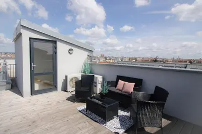 Ein Balkon oder eine Terrasse in der Unterkunft Wien Sky Loft l LF43