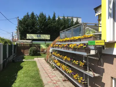 Ein Garten an der Unterkunft AJO Apartments - Alte Donau Lake or Garden View Balcony Studio - Self-Check-in