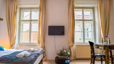 Ein Bett oder Betten in einem Zimmer der Unterkunft Elegant 1BR Apartment 3 Min from Rennweg Station