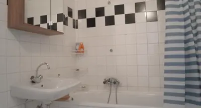 Ein Badezimmer in der Unterkunft Elegant 1BR Apartment 3 Min from Rennweg Station