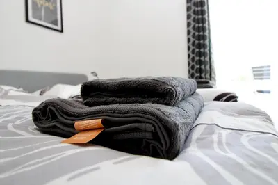 Ein Bett oder Betten in einem Zimmer der Unterkunft Modern Balcony Apartment with Pool close to Lake in 