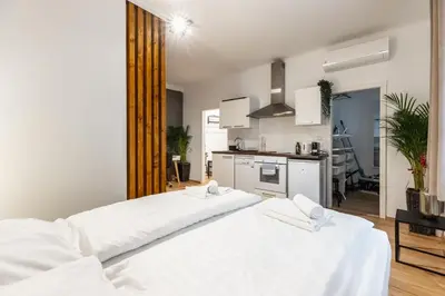 Küche/Küchenzeile in der Unterkunft Cozy Studio Apartment Located in Vienna's Vibrant City Center