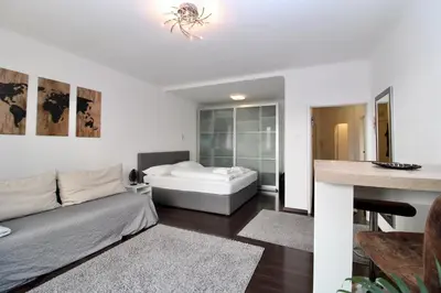 Ein Bett oder Betten in einem Zimmer der Unterkunft Balcony Apartment - Next to Opera