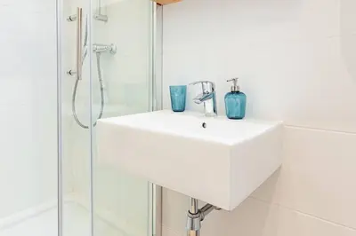 Ein Badezimmer in der Unterkunft Newly-Renovated, Central City Apartment in the Heart of Vienna