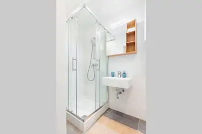 Ein Badezimmer in der Unterkunft Newly-Renovated, Central City Apartment in the Heart of Vienna