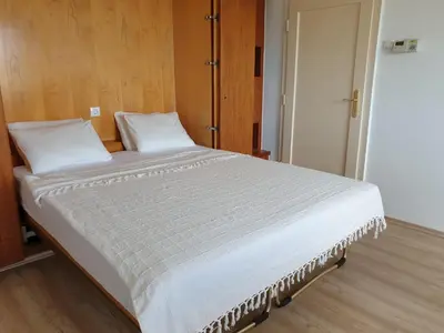 Ein Bett oder Betten in einem Zimmer der Unterkunft Central Vienna Suite - Authentic Comfort, Self Check-In, AC and Netflix