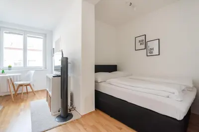 Ein Bett oder Betten in einem Zimmer der Unterkunft Modern, bright Studio -close to the center in a quiet area