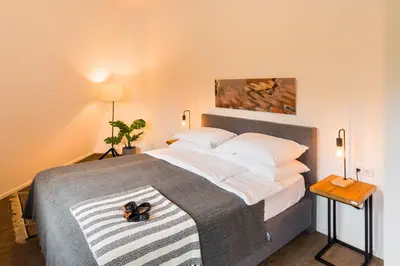 Ein Bett oder Betten in einem Zimmer der Unterkunft URBAN ISLAND I Riverside Apartments