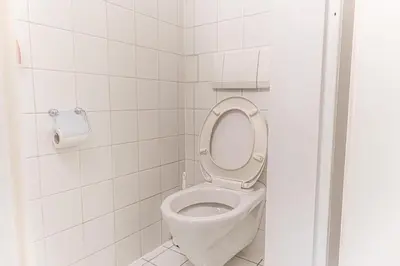 Ein Badezimmer in der Unterkunft Cozy 2BR Apt, Steps to Belvedere & City Center