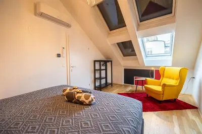 Ein Bett oder Betten in einem Zimmer der Unterkunft 3BR Apartment with Balcony near Naschmarkt City Center