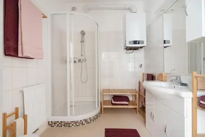 Ein Badezimmer in der Unterkunft Colorful Apartment Facing Green Courtyard