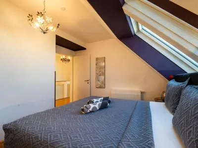 Ein Bett oder Betten in einem Zimmer der Unterkunft Premium Duplex 2BR for 6 with Balcony near City Museums Metro U3 U2