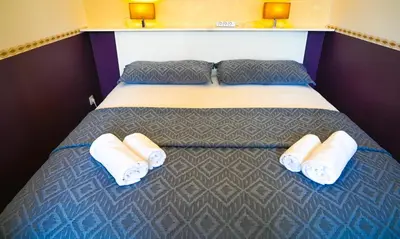 Ein Bett oder Betten in einem Zimmer der Unterkunft Hideaway Apartment Augarten