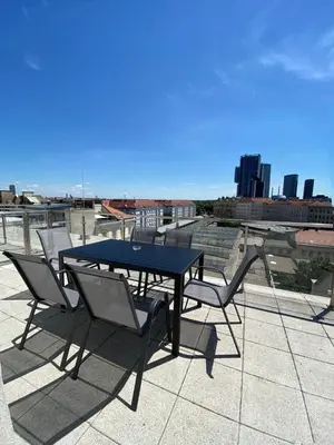 Ein Balkon oder eine Terrasse in der Unterkunft Rooftop Apartment for 6, Air Conditioning, Rooftop Terrace, Metro U3