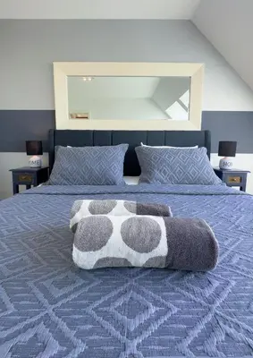 Ein Bett oder Betten in einem Zimmer der Unterkunft Rooftop Apartment for 6, Air Conditioning, Rooftop Terrace, Metro U3
