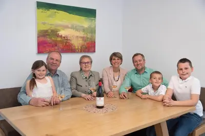 Eine Familie, die in der Unterkunft WeinApart im Winzerschlössl übernachtet
