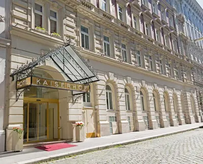 Eine Fassade oder ein Eingang zu Hotel Kaiserhof Wien