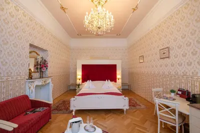 Ein Bett oder Betten in einem Zimmer der Unterkunft Pertschy Palais Hotel