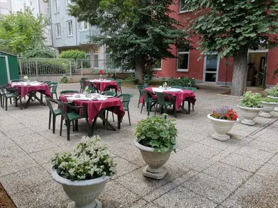 Ein Garten an der Unterkunft Garten- und Kunsthotel Gabriel City