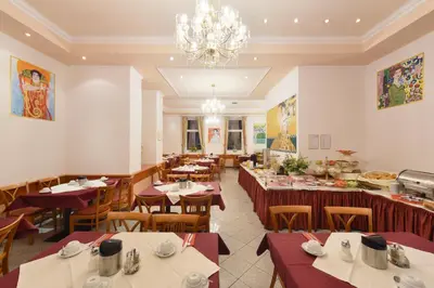 Ein Restaurant oder anderes Speiselokal in der Unterkunft Garten- und Kunsthotel Gabriel City