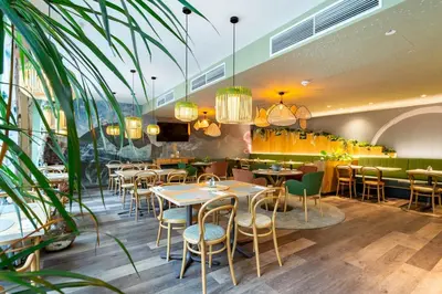 Ein Restaurant oder anderes Speiselokal in der Unterkunft The Weekend Hotel